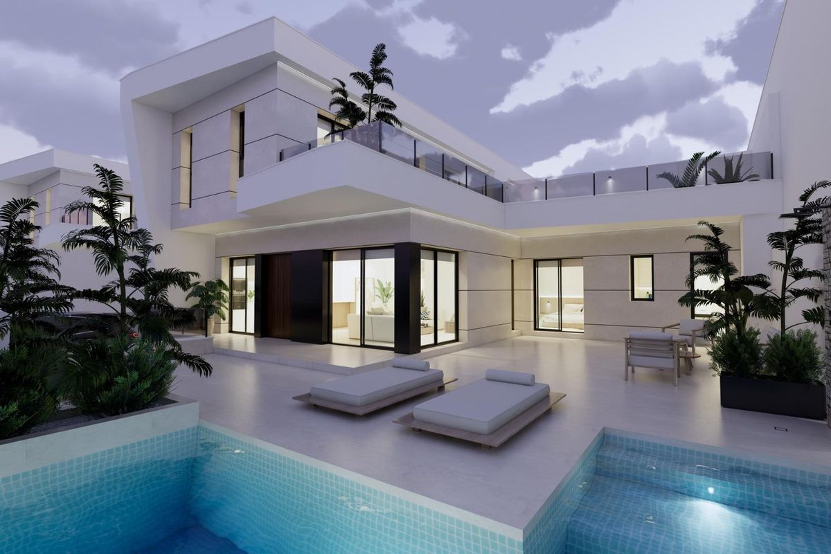 Avondzicht op een chique villa in Dolores, Costa Blanca Zuid, met prachtig verlichte zwembadgebied.