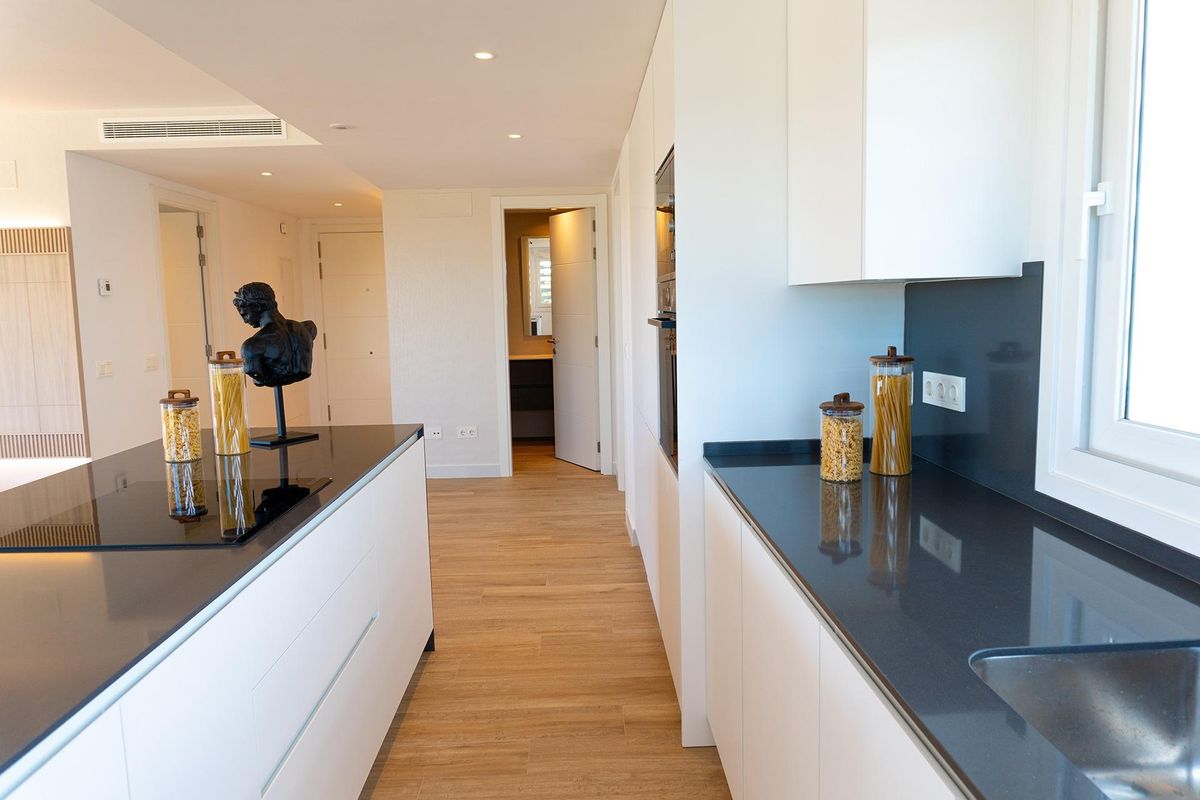 Stijlvol keukenaanzicht in het appartement in Casares, met moderne oppervlakken en apparatuur.