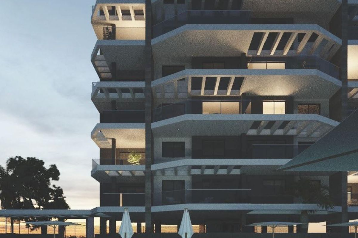 Schemering uitzicht op het gebouw en verlicht zwembadgebied bij een 3-slaapkamer appartementcomplex in Calpe.