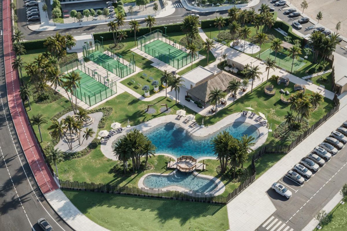 Luchtfoto van gemeenschappelijke voorzieningen, waaronder een zwembad en tennisbanen in Torre Pacheco, Costa Calida.