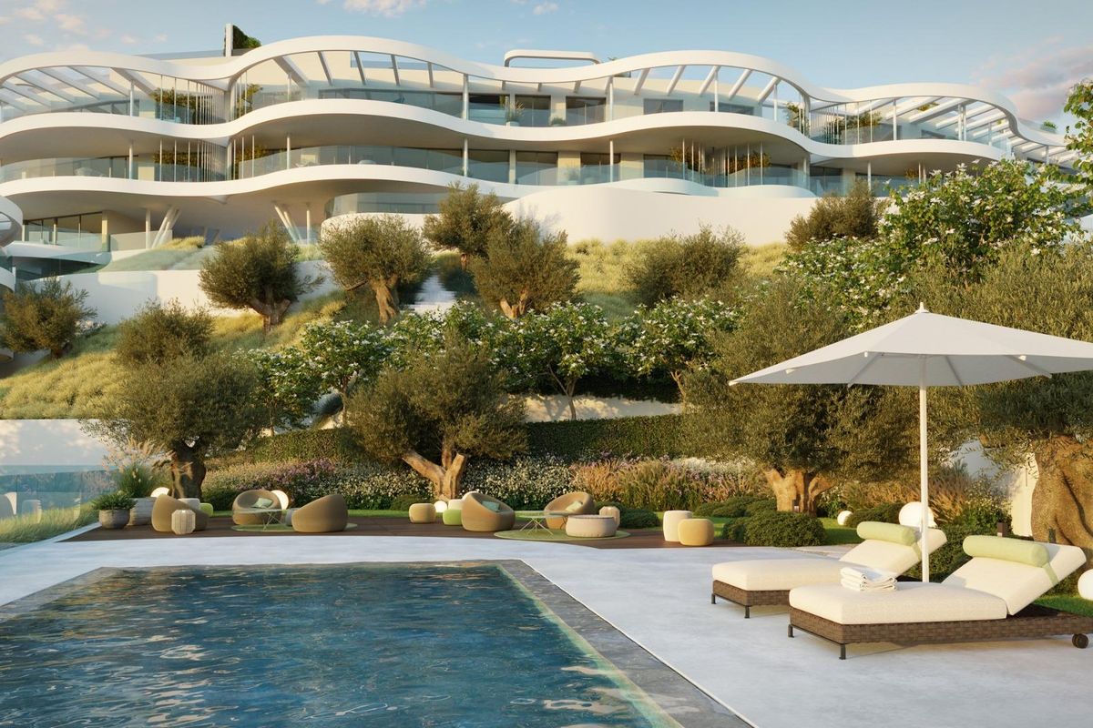 Luxe appartement met zwembad en tuinen in Benahavís, Costa del Sol, ideaal voor ontspanning.