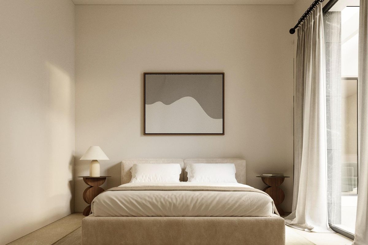 Heldere en uitnodigende slaapkamer met toegang tot het terras, onderdeel van een villa in Polop, Costa Blanca Noord.