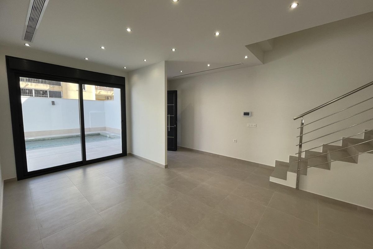 Heldere woonruimte met een modern ontwerp in een 3-slaapkamer villa in Almoradi, Costa Blanca Zuid, met uitzicht op het zwembad.