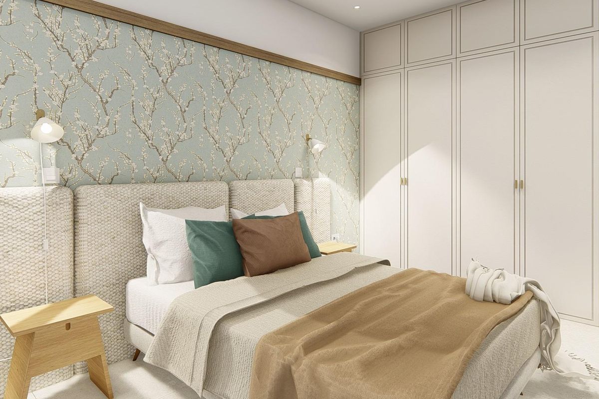 Gezellige slaapkamer met zachte beddengoed en elegant behang in een 3-slaapkamer townhouse in Dolores, Costa Blanca Zuid.