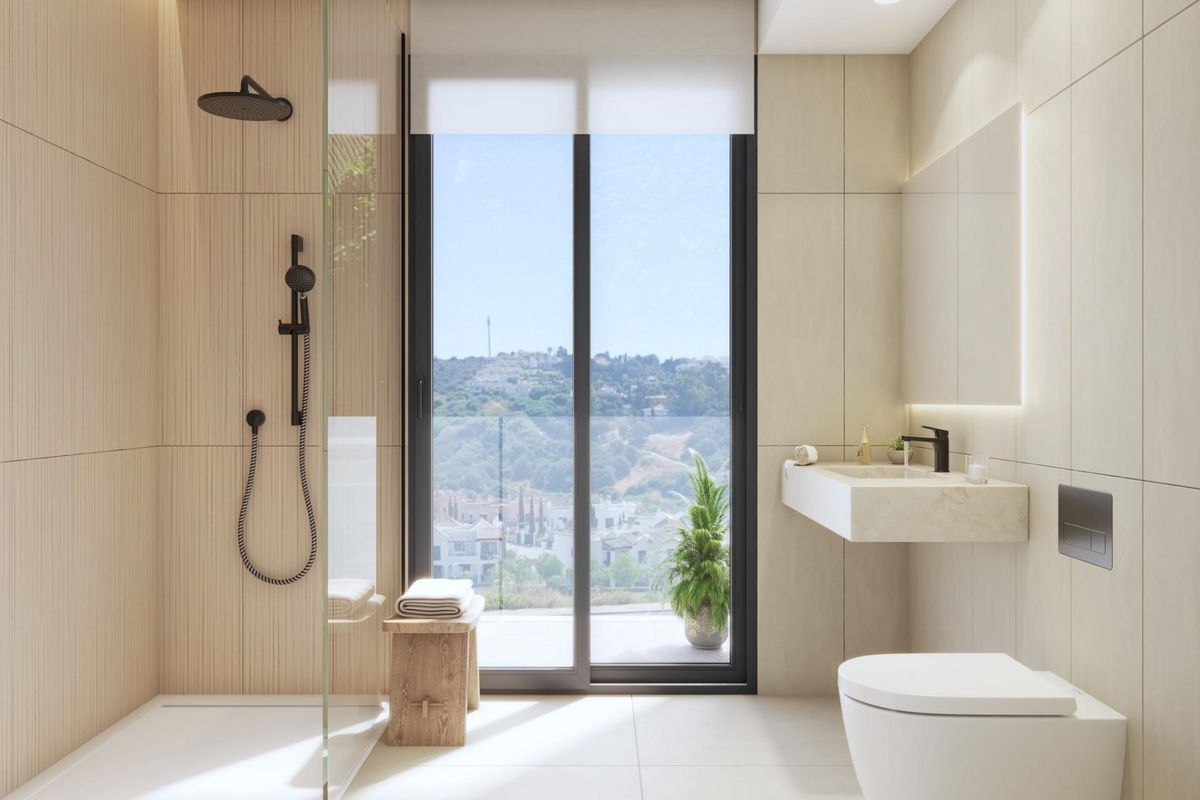 Stijlvolle badkamer in een 4-slaapkamer townhouse in Estepona, met moderne voorzieningen en een mooi uitzicht.