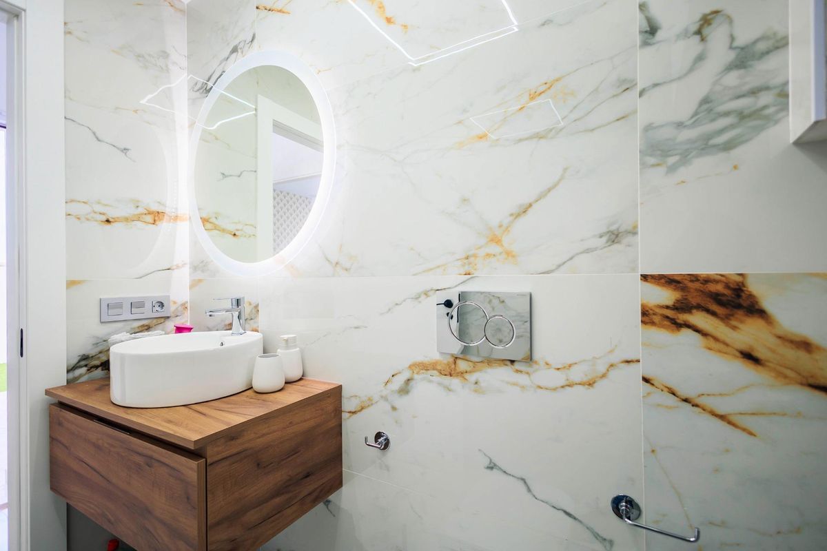 Geavanceerd badkamerontwerp met marmer in een 3-slaapkamer villa in Pilar de La Horadada, met moderne fittingen.