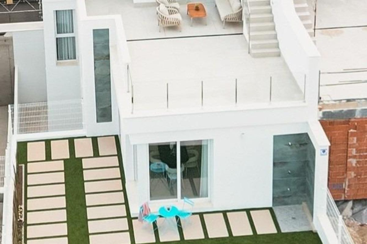 Új építésű villák a La Serena Golf közelében és a strandnál, Los Alcázares.