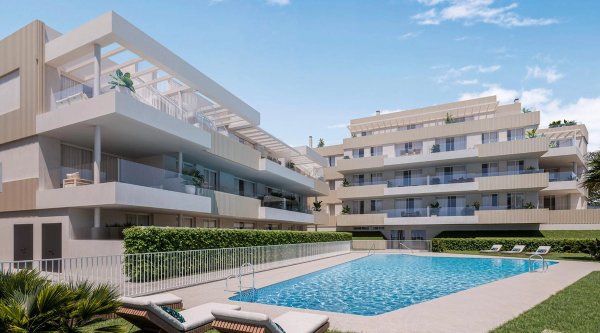 Buitenaanzicht van een modern appartementengebouw met zwembad in Estepona, Costa del Sol, Spanje.
