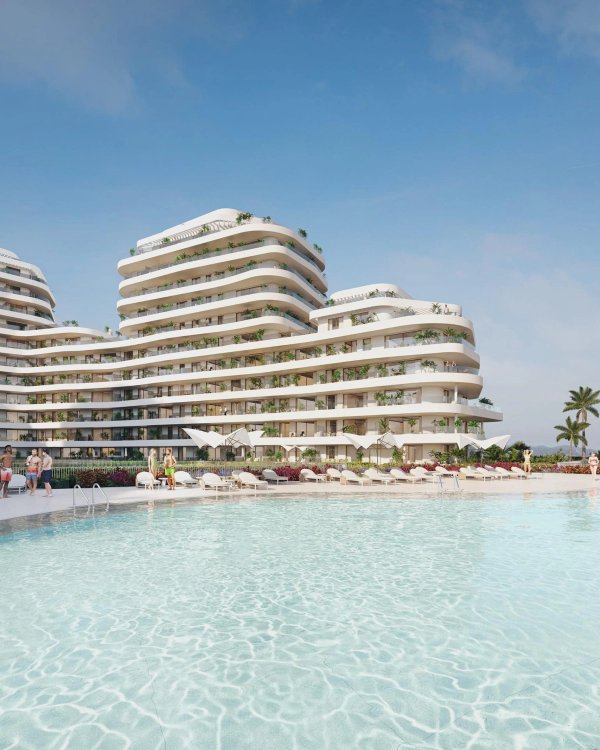 Uiterlijk van een modern appartementencomplex bij het zwembad in Málaga, Costa del Sol.