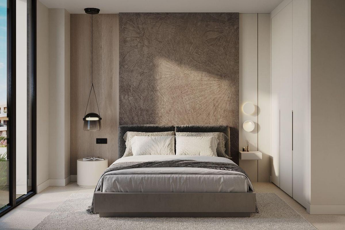 Chique slaapkamer met rijke texturen en een groot raam, met een tweepersoonsbed in Estepona, Costa del Sol.