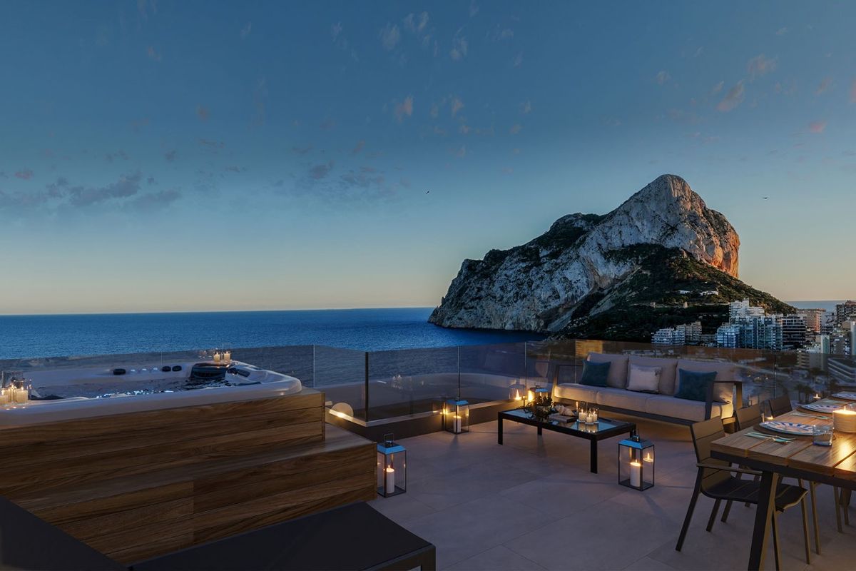 Dakterras met een bubbelbad en prachtig uitzicht op de kust van Calpe, perfect om te ontspannen.