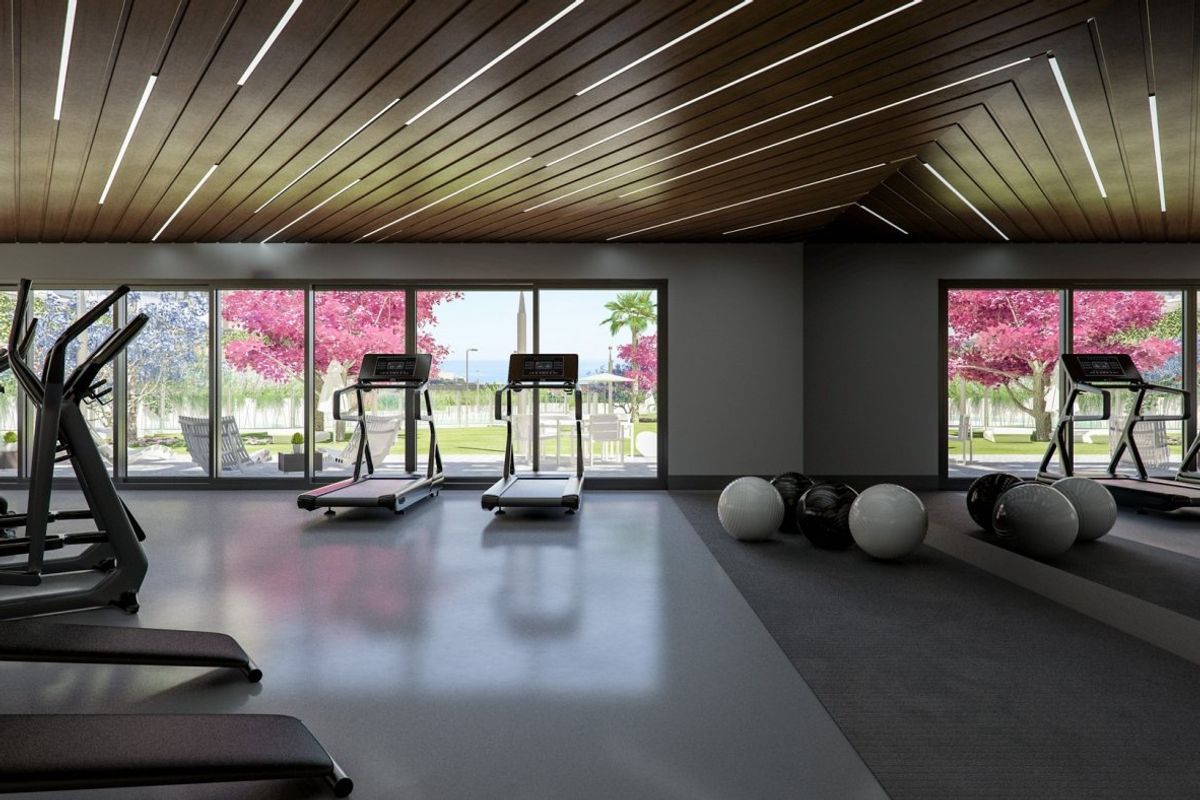Goed uitgeruste gym in een 3-slaapkamer appartementcomplex in Orihuela Costa, met moderne fitnessapparatuur en uitzicht.