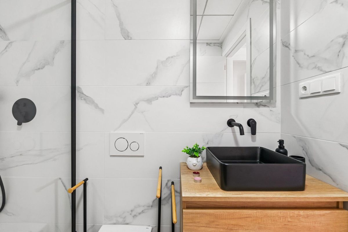 Tijdloze badkamer met elegante armaturen en stijlvol ontwerp in een appartement in San Javier.