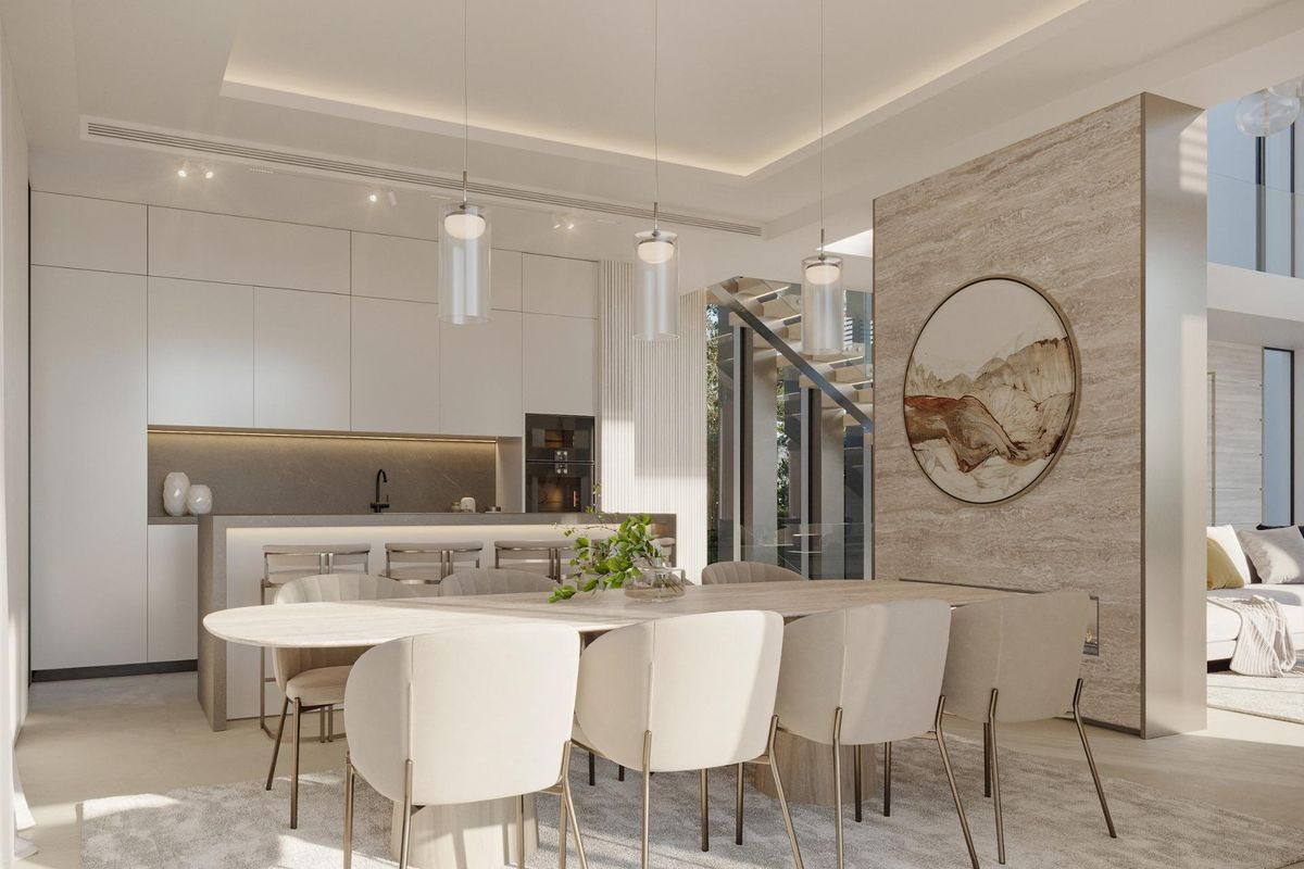 Moderne eetruimte en keuken in de villa in Marbella, perfect voor het vermaken van gasten.