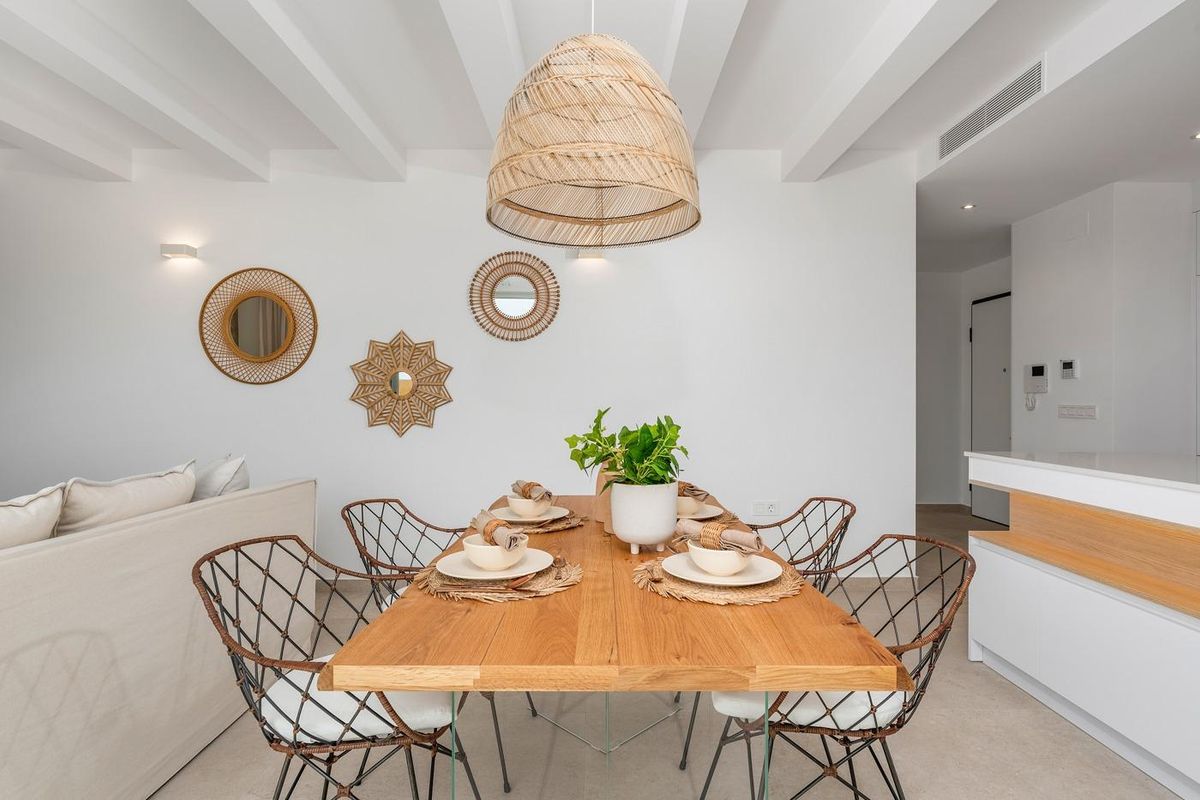 Elegante eettafel voor zes, met een moderne inrichting in een villa in Los Alcazares.