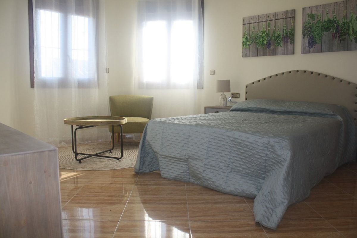 Gezellige slaapkamer in een 3-slaapkamer villa in Torrevieja, met een comfortabel bed en natuurlijk licht.