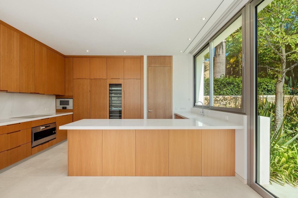 Stijlvolle moderne keuken in de villa in Casares, met houten kasten en ruime indeling.