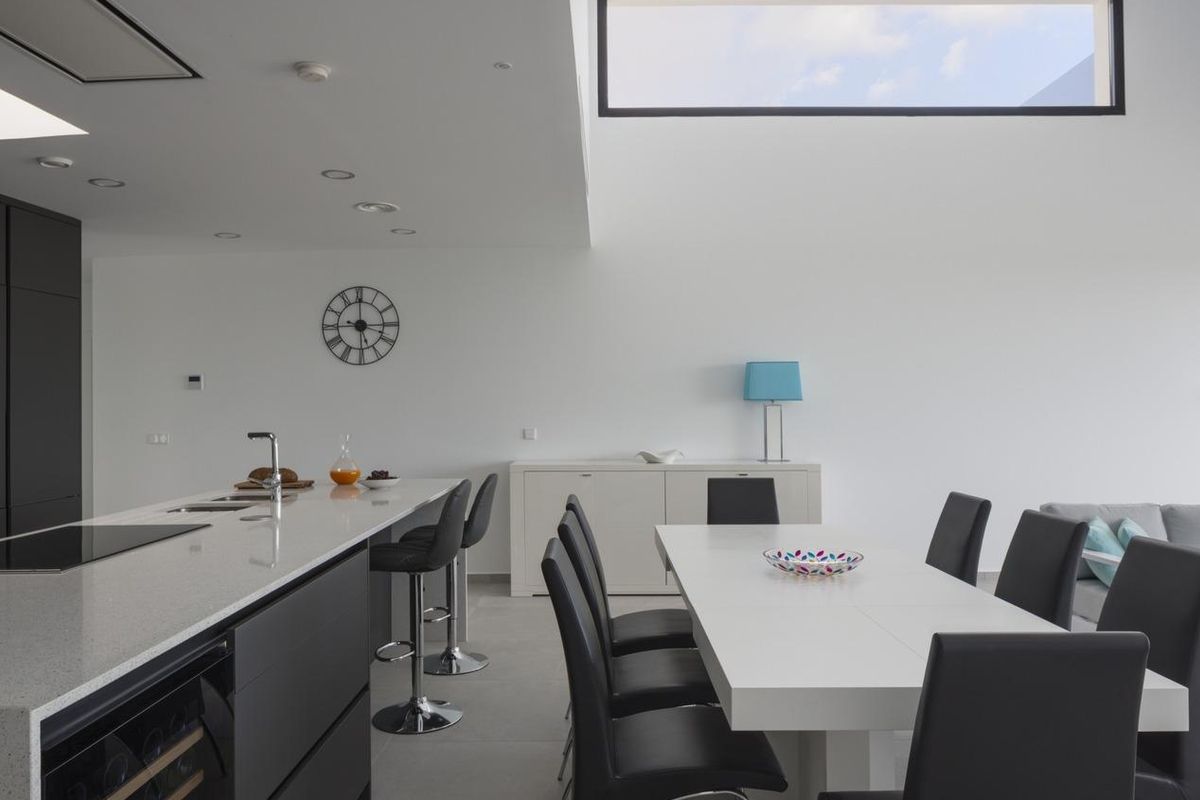 Chic dining area with modern kitchen in Baños y Mendigo villa, perfect for entertaining.