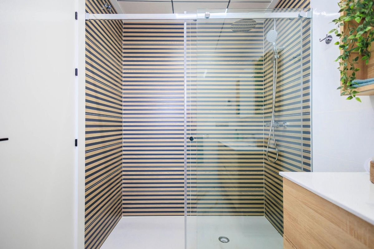 Douchescherm zonder frame met gestreept ontwerp in de badkamer van de villa in Pilar de La Horadada.