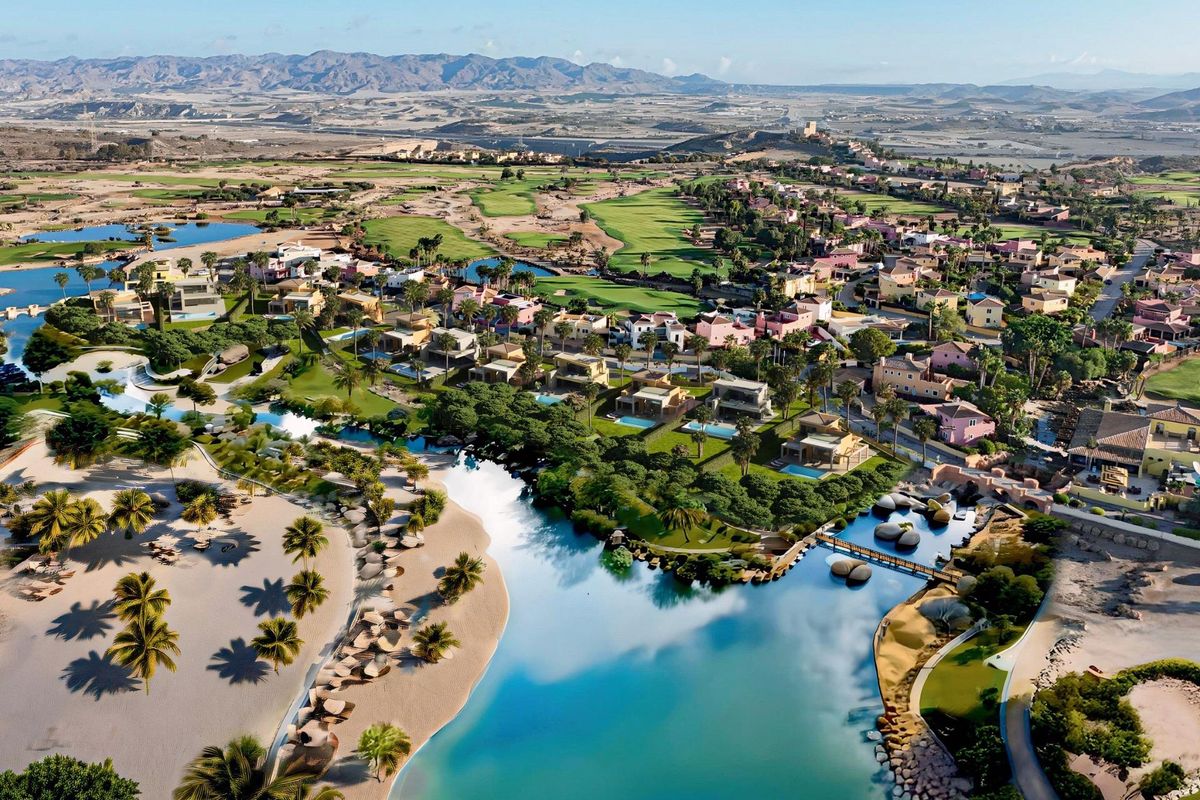 Luchtfoto van Cuevas Del Almanzora, met villa's en weelderige landschappen in Costa de Almeria, Spanje.