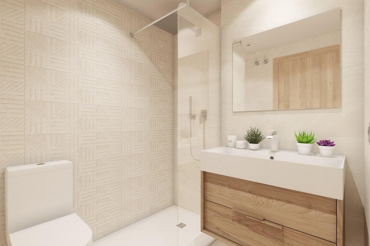 Stijlvolle badkamer met inloopdouche en houten kasten in een penthouse in Casares.