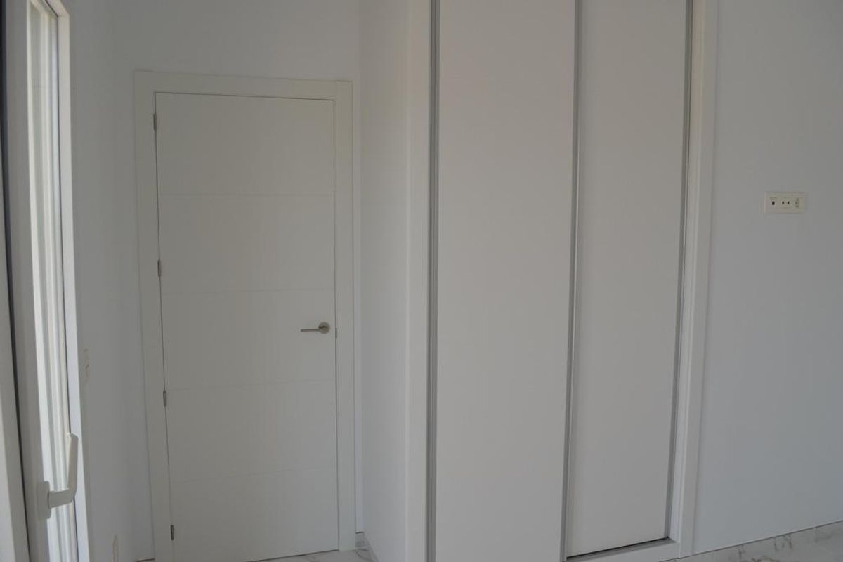 Deur die leidt naar een goed ingerichte ruimte in een 4-slaapkamer villa in Pinoso, Costa Blanca Zuid.