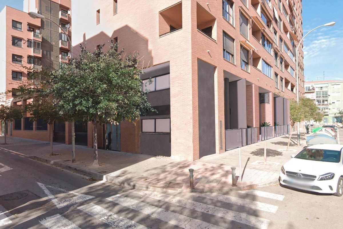 Uitzicht op de moderne buitenkant van het appartementencomplex in Alicante, met een stijlvolle stedelijke uitstraling.