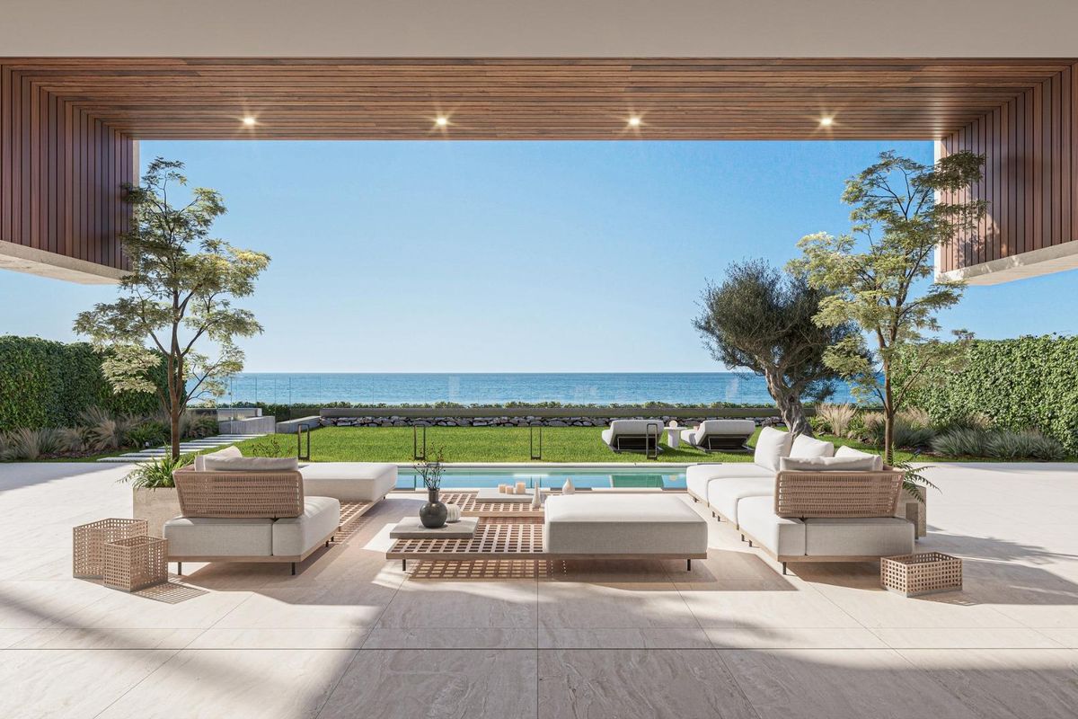 Ruim terras met moderne zithoek en prachtig zeezicht in Manilva, Costa del Sol.