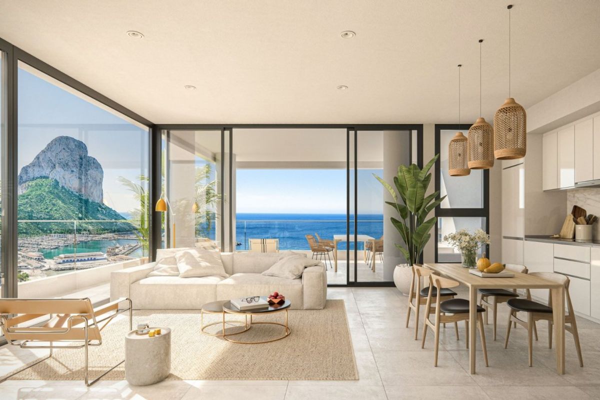 Moderne woonkamer van een 3-slaapkamer penthouse in Calpe, met grote ramen en prachtig zeezicht.