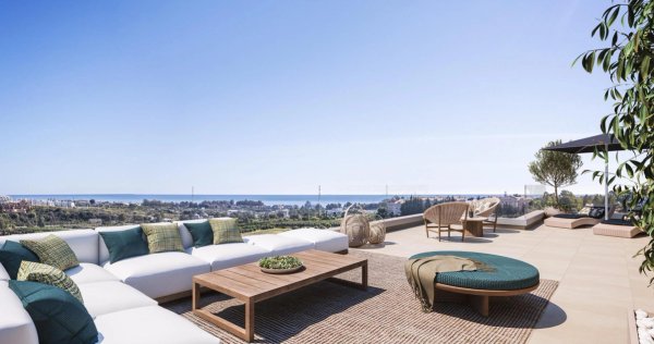 Ruime terras met moderne zithoek en zeezicht in penthouse in Estepona, Costa del Sol.