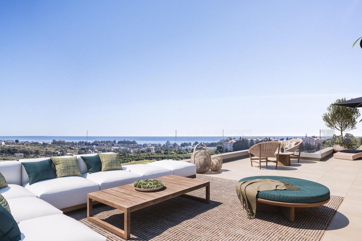 Ruime terras met moderne zithoek en zeezicht in penthouse in Estepona, Costa del Sol.