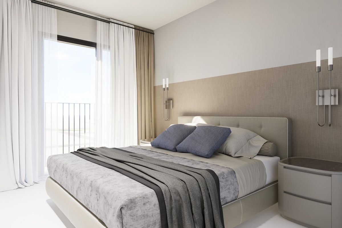 Stijlvolle slaapkamer in het penthouse in Torrevieja, met een comfortabel bed en zacht natuurlijk licht.