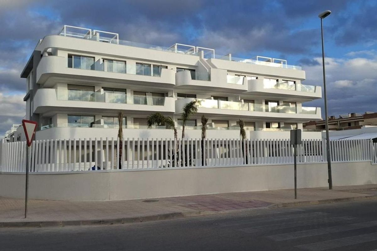 Gevel van het stijlvolle appartementencomplex in Orihuela Costa, Costa Blanca Zuid, met moderne vormgeving.