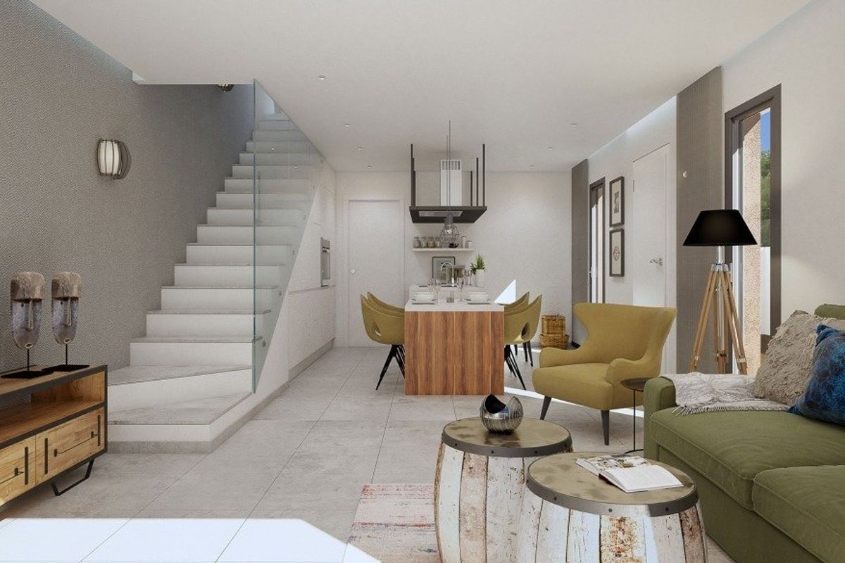 Stijlvolle woonkamer en eetkamer van een woning in Daya Nueva, met moderne meubels en heldere decoraties.