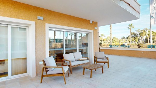 Ruim terras met zithoek met uitzicht op tuinen in Guardamar del Segura, 3-slaapkamer appartement in Costa Blanca.
