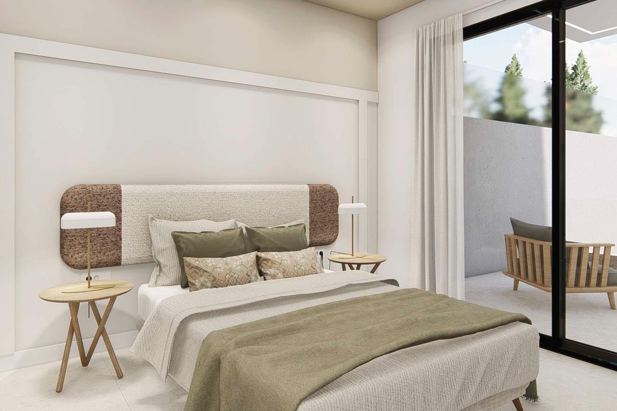 Gezellige slaapkamer in een townhouse in Dolores, versierd met zachte kleuren en grote ramen voor helderheid.