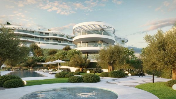 Buitenzicht op een modern appartementencomplex in Benahavís met weelderige tuinen en een zwembad.