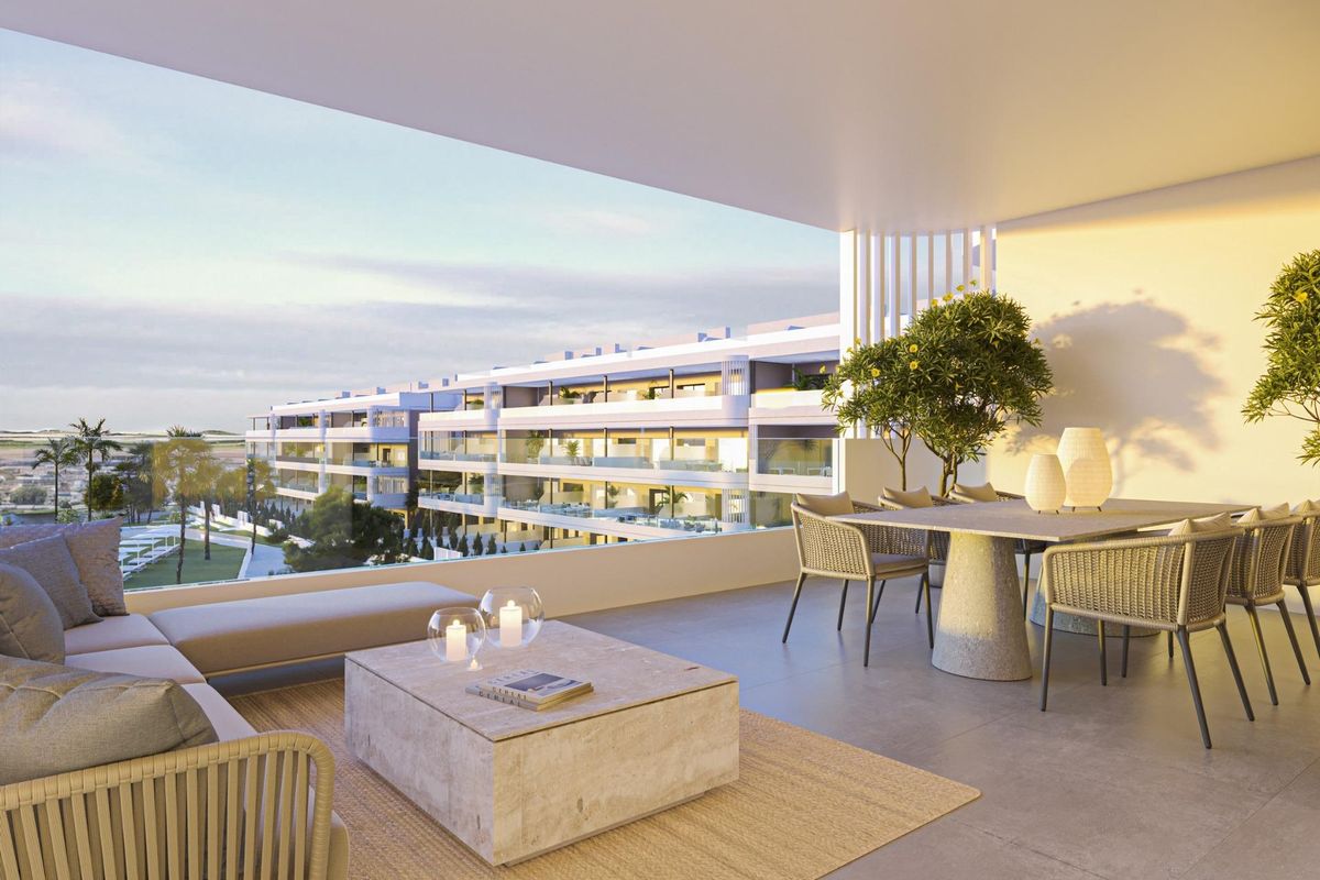 Ruime terras met buitenzitplaatsen, met uitzicht op de tuinen in een modern appartement in Torrevieja.