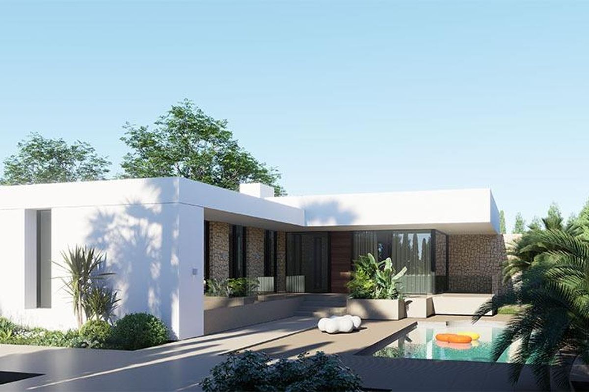 Stijlvol exterieur van een luxe villa met een zwembad omgeven door groen in Torrevieja, Costa Blanca.