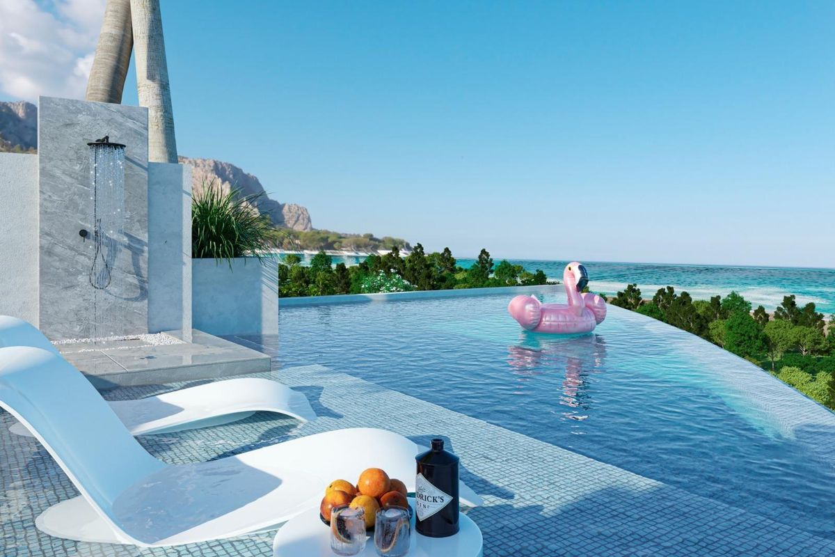 Uitzicht op infinity pool vanaf het terras van een luxe villa in Benalmádena, Costa del Sol, perfect om te ontspannen.