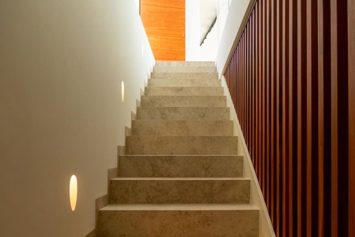 Elegante trap verlicht door wandlampen, die het ontwerp van een villa in Calpe, Costa Blanca Noord toont.