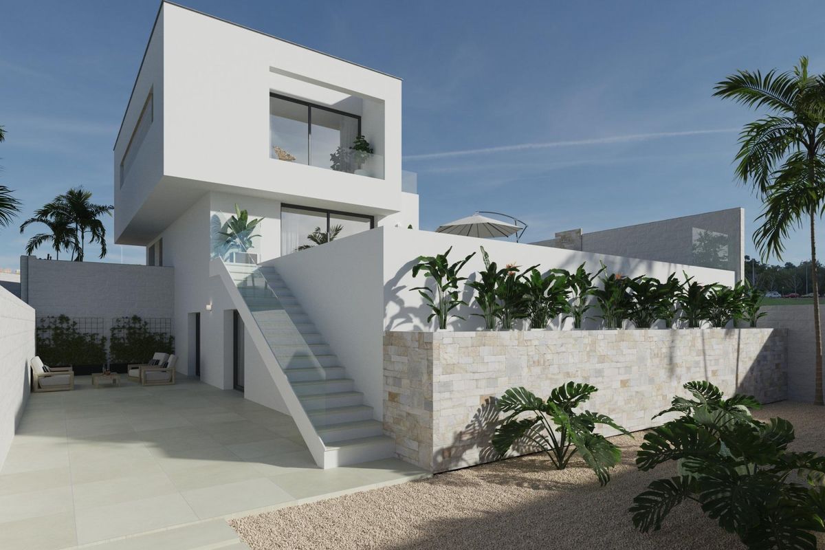 Stijlvolle achteraanzicht van de villa met aangelegde tuin in Ciudad Quesada, Costa Blanca Zuid.