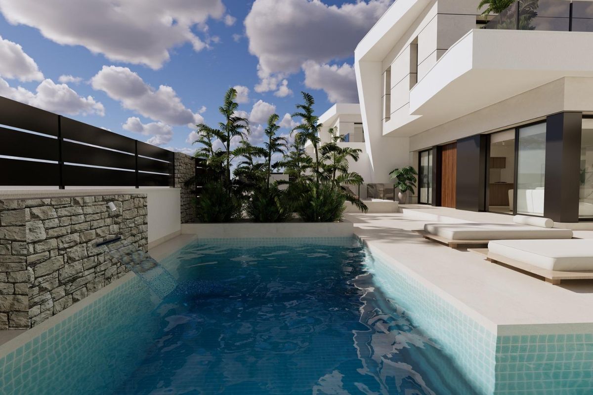 Buitenruimte met zwembad en ligstoelen bij een moderne villa in Dolores, Costa Blanca Zuid.