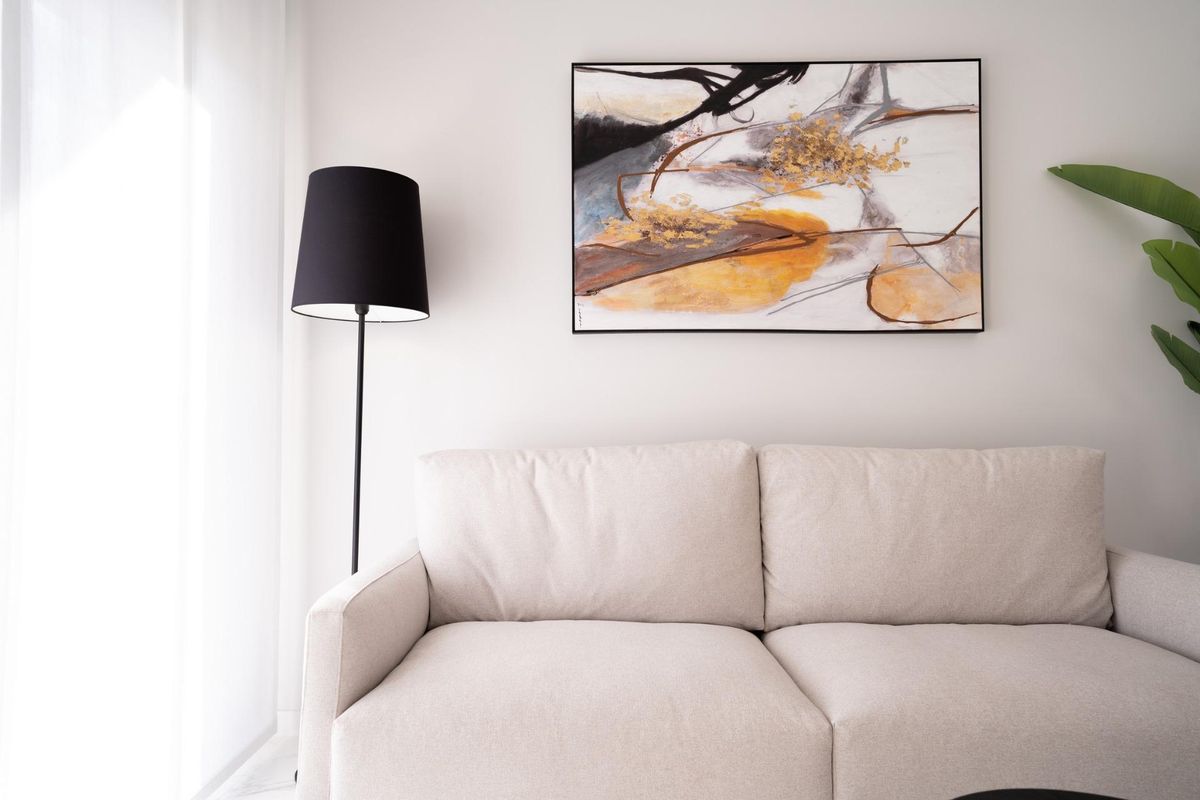 Gezellig woonkamerdetail met kunstwerk en modern decor in het 3-slaapkamer appartement in Pilar de La Horadada.