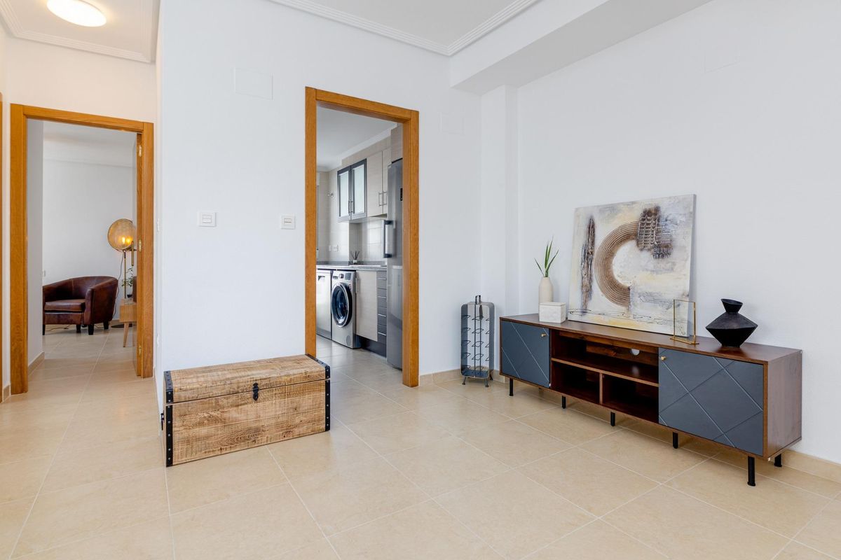 Entreegebied dat leidt naar een keuken en woonkamer in een modern herenhuis in San Fulgencio.