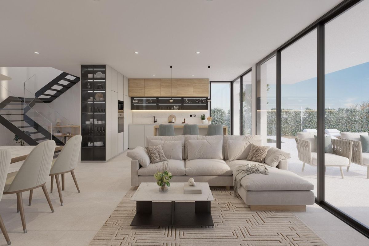 Heldere en luchtige woonkamer met een bank en eetruimte in de keuken van de villa in Fuente Álamo.