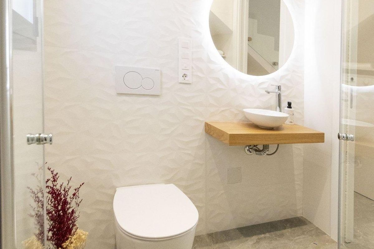 Heldere badkamer met een spiegel en moderne armaturen, in een stijlvolle 3-slaapkamer villa in Pilar de La Horadada.