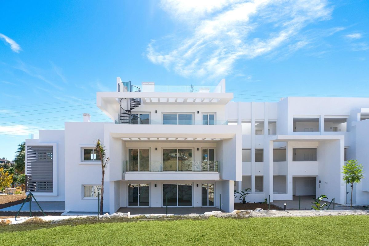 Een andere hoek van het moderne appartementencomplex in Casares, met een strakke vormgeving en aangelegde terreinen.