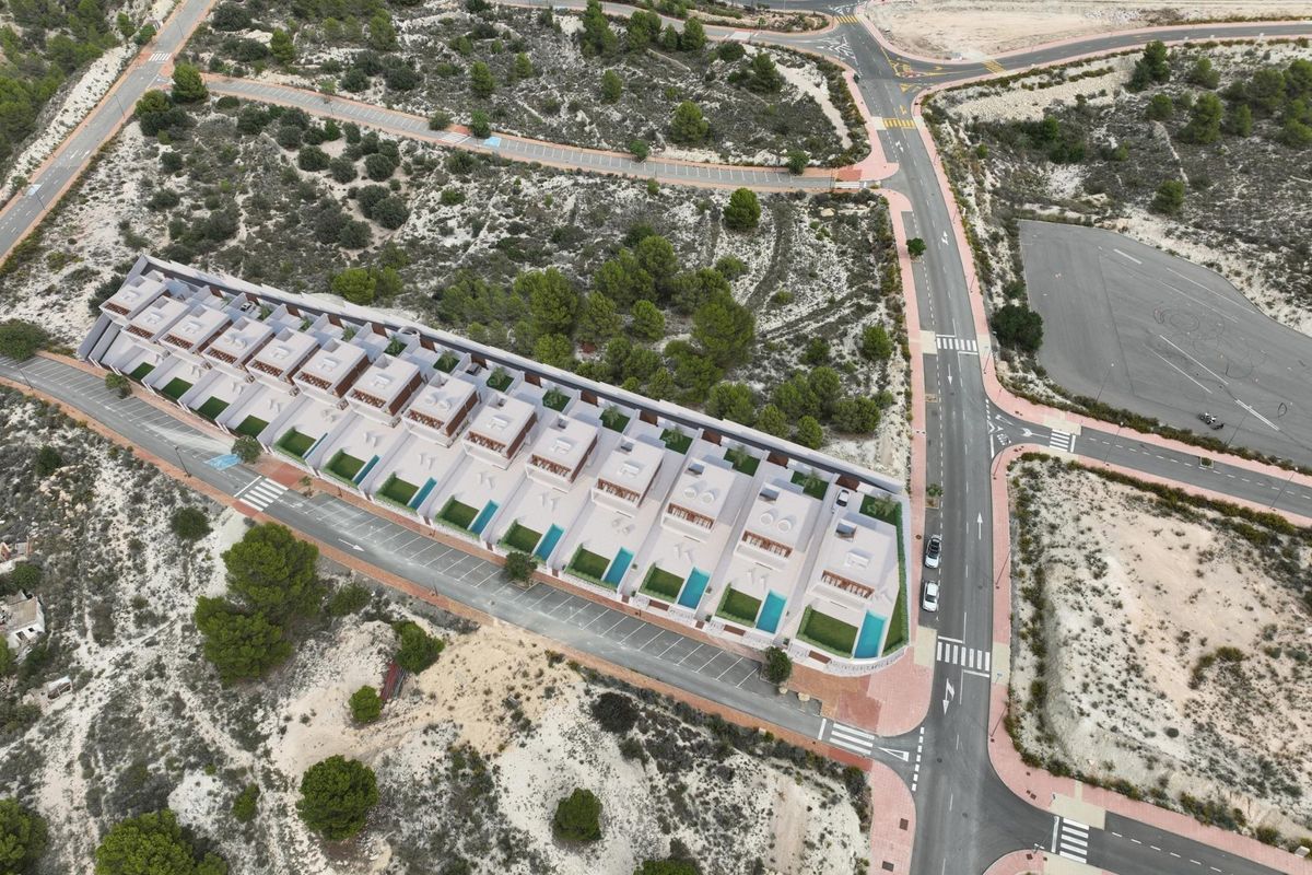 Luchtfoto van nieuwe villa's in Finestrat, costa blanca noord. Het gebied is omgeven door bergen en nabijgelegen golfbanen.