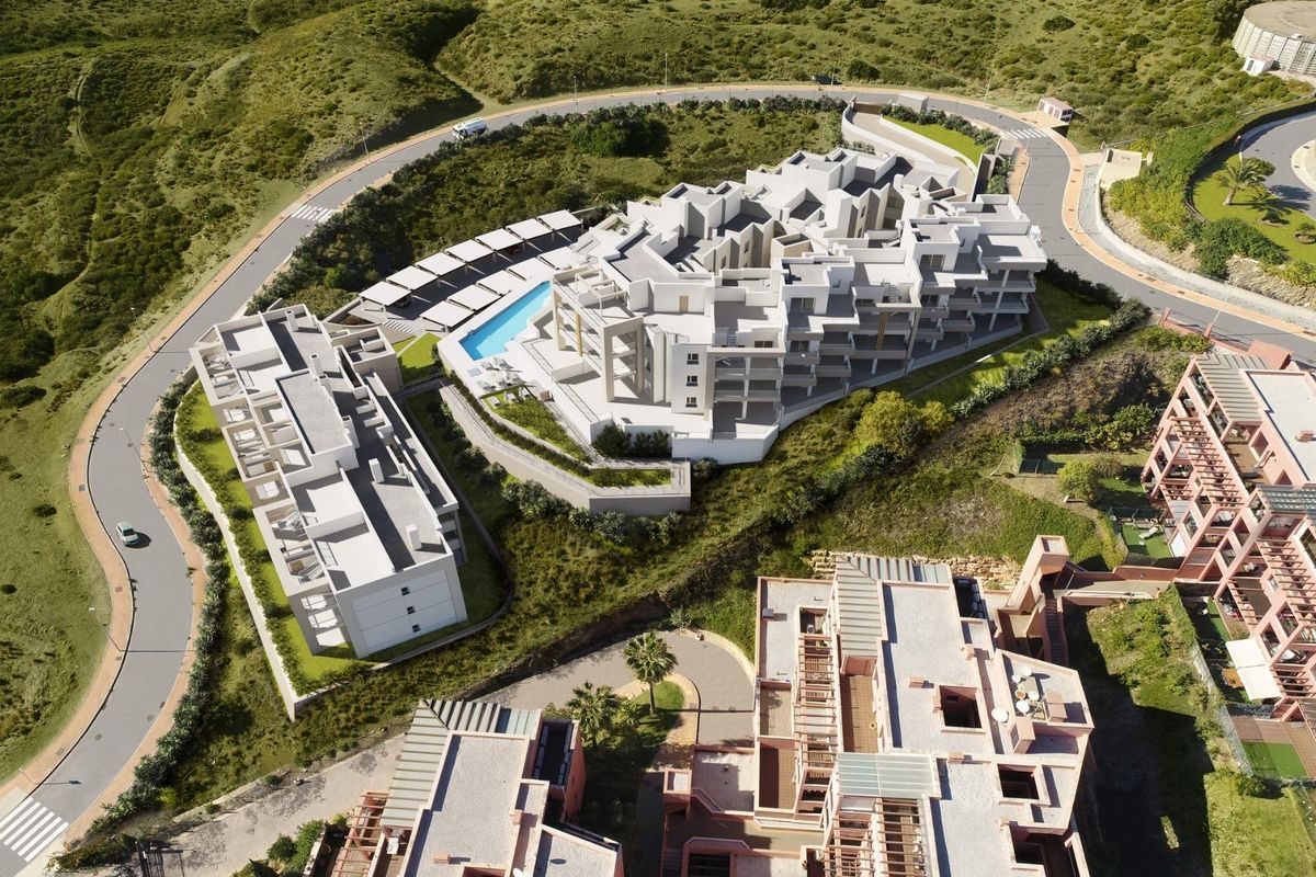 Luchtfoto van een nieuwe 3-slaapkamer penthouse ontwikkeling met een zwembad in Mijas, Costa del Sol, omgeven door groen.